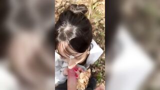 In cerca di funghi e castagne coppia da spettacolo nel bosco