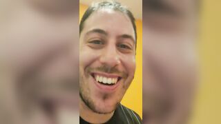 Tardona matura tettona mostra le poppe al blogger