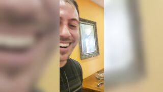 Tardona matura tettona mostra le poppe al blogger