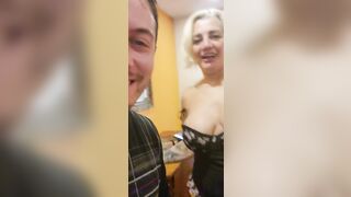 Tardona matura tettona mostra le poppe al blogger