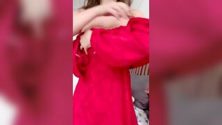 Esce le tette e le mostra al possibile partner