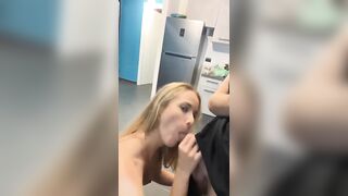 Camgirl bionda spompina il tipo in live