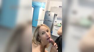 Camgirl bionda spompina il tipo in live