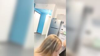 Camgirl bionda spompina il tipo in live