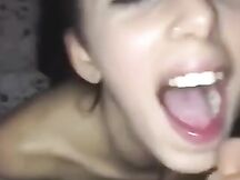 A questa ragazza di 18 anni piace bere lo sperma