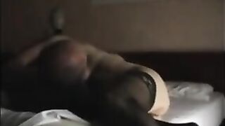 Sollazzo collega con la lingua e le dita