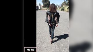 Strip in pieno giorno