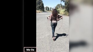 Strip in pieno giorno