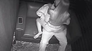 Anteprima del video: Stripper bionda sex senza condom in un club