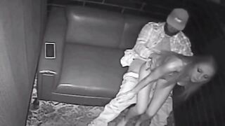 Stripper bionda sex senza condom in un club