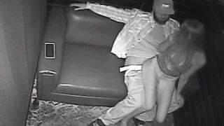 Stripper bionda sex senza condom in un club