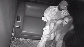 Stripper bionda sex senza condom in un club