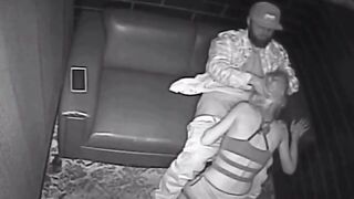 Stripper bionda sex senza condom in un club