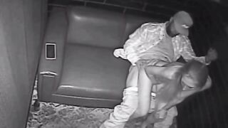 Stripper bionda sex senza condom in un club