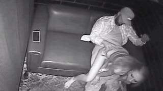 Stripper bionda sex senza condom in un club