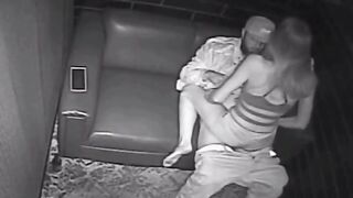 Stripper bionda sex senza condom in un club