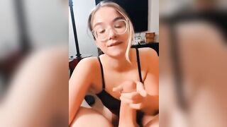 Biondina con gli occhiali succhia e sega il suo pisellone