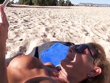 Coppia di turisti italiana si gode il sole ed il mare senza veli