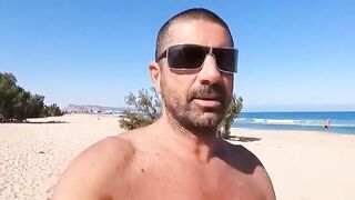 Coppia di turisti italiana si gode il sole ed il mare senza veli