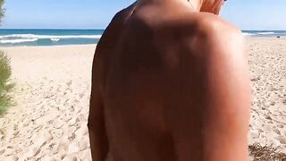 Coppia di turisti italiana si gode il sole ed il mare senza veli