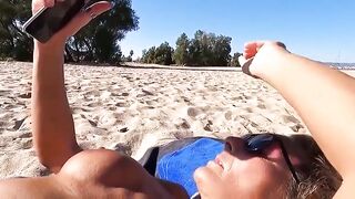 Coppia di turisti italiana si gode il sole ed il mare senza veli