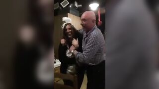 Anteprima del video: Vecchio maiale italiano succhia le tette della stagista