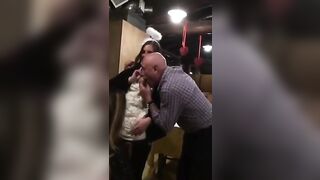 Vecchio maiale italiano succhia le tette della stagista