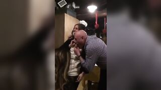 Vecchio maiale italiano succhia le tette della stagista