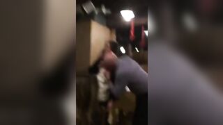 Vecchio maiale italiano succhia le tette della stagista