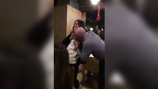 Vecchio maiale italiano succhia le tette della stagista