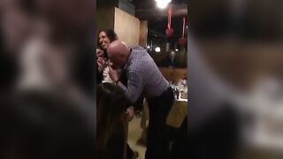 Vecchio maiale italiano succhia le tette della stagista