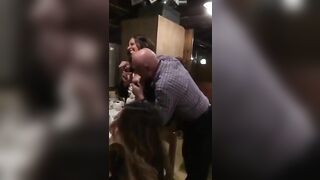 Vecchio maiale italiano succhia le tette della stagista