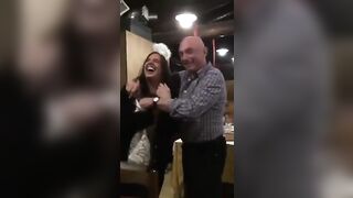 Vecchio maiale italiano succhia le tette della stagista