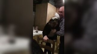 Vecchio maiale italiano succhia le tette della stagista