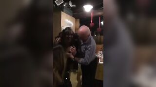 Vecchio maiale italiano succhia le tette della stagista