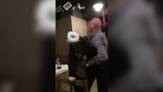 Vecchio maiale italiano succhia le tette della stagista