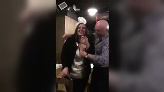 Vecchio maiale italiano succhia le tette della stagista