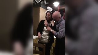 Vecchio maiale italiano succhia le tette della stagista