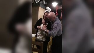 Vecchio maiale italiano succhia le tette della stagista