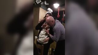 Vecchio maiale italiano succhia le tette della stagista