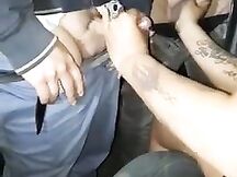 La porca romana si diverte coi cazzi in un parcheggio pubblico