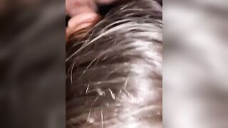 Ragazza generosa si gode due cazzi alla volta