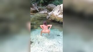 Agosto 2025 la mia puttana che si fa il bagno nuda