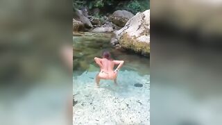 Agosto 2025 la mia puttana che si fa il bagno nuda