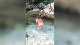 Agosto 2025 la mia puttana che si fa il bagno nuda