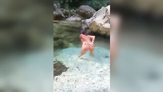 Agosto 2025 la mia puttana che si fa il bagno nuda