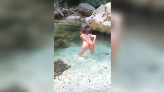 Agosto 2025 la mia puttana che si fa il bagno nuda