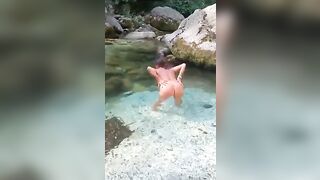 Agosto 2025 la mia puttana che si fa il bagno nuda