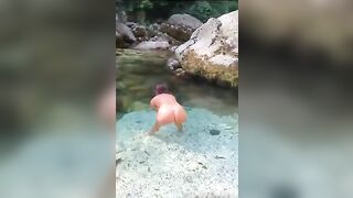 Agosto 2025 la mia puttana che si fa il bagno nuda