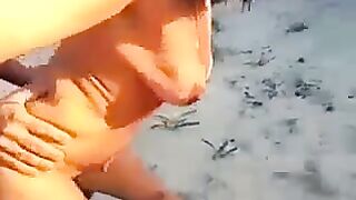 Il cornuto offre la sua donna ai singoli nudisti